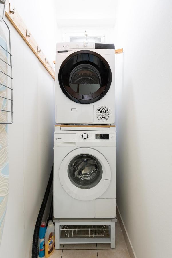 Lotus Apartment Прага Экстерьер фото