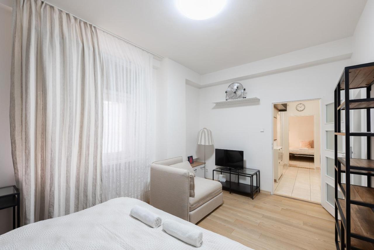 Lotus Apartment Прага Экстерьер фото