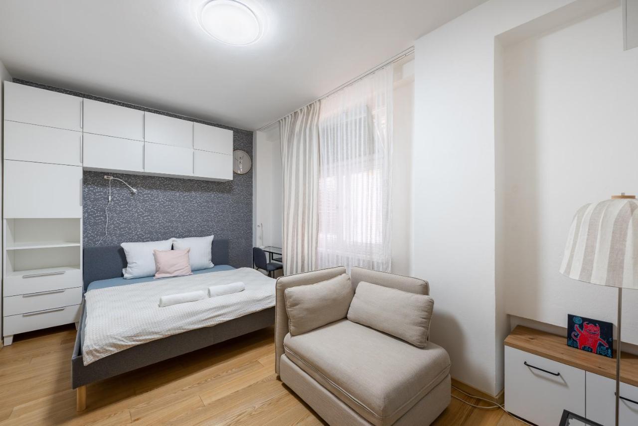 Lotus Apartment Прага Экстерьер фото