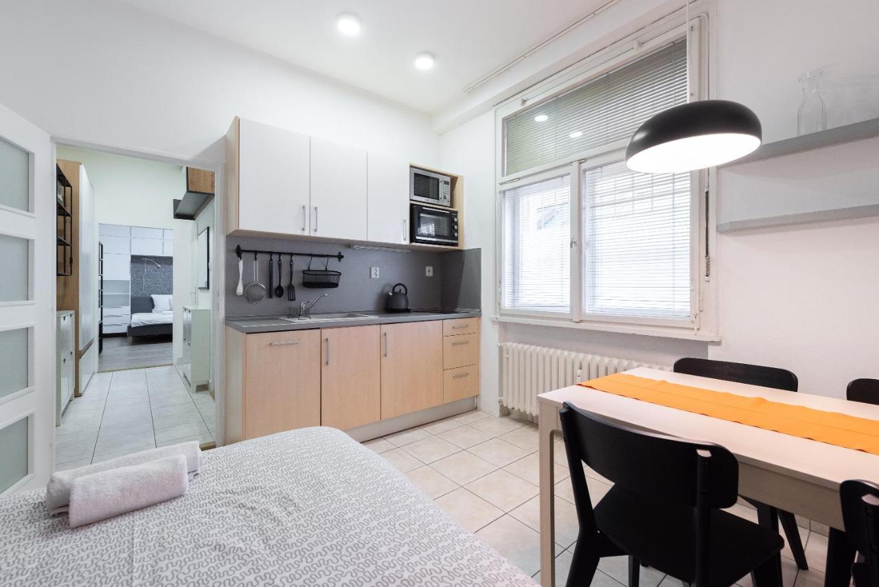 Lotus Apartment Прага Экстерьер фото