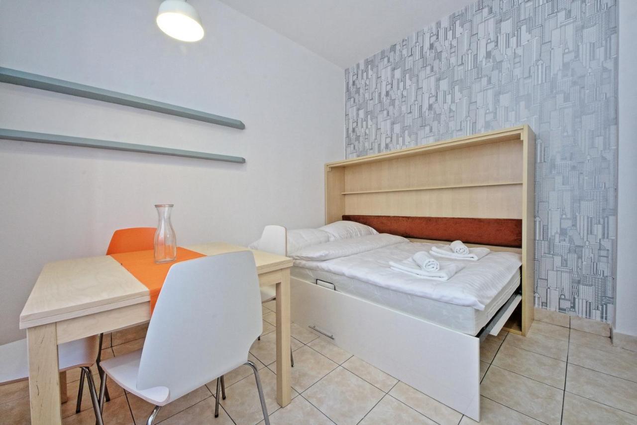 Lotus Apartment Прага Экстерьер фото
